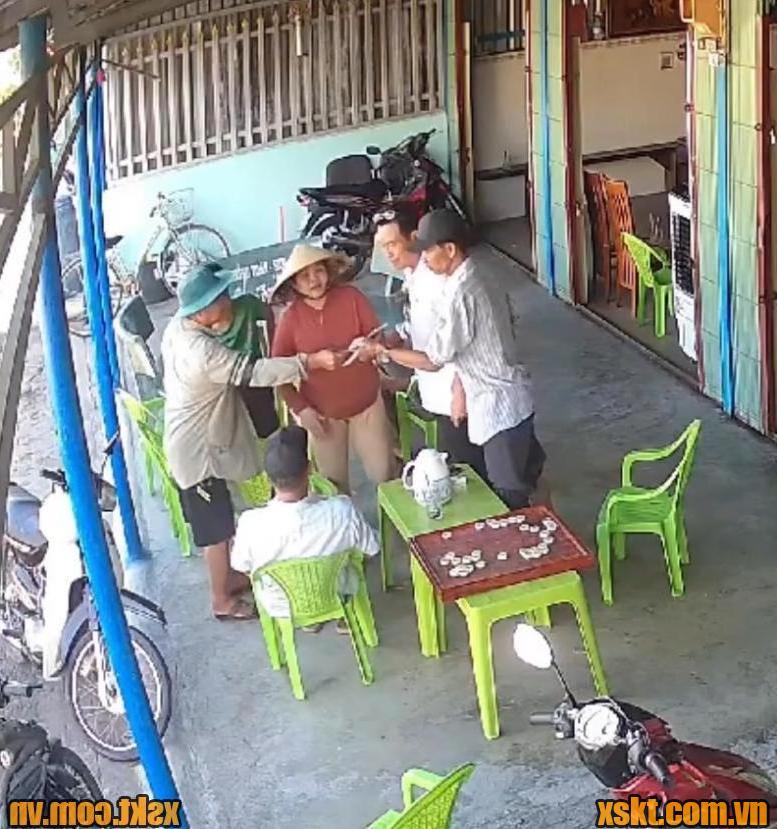 Hình ảnh mọi người cùng nhau kiểm tra lại nhiều lần
