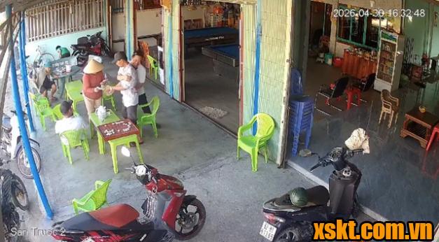 Người đàn ông đội mũ lưỡi trai màu đen là người trúng độc đắc 5 tờ XSKT Tây Ninh