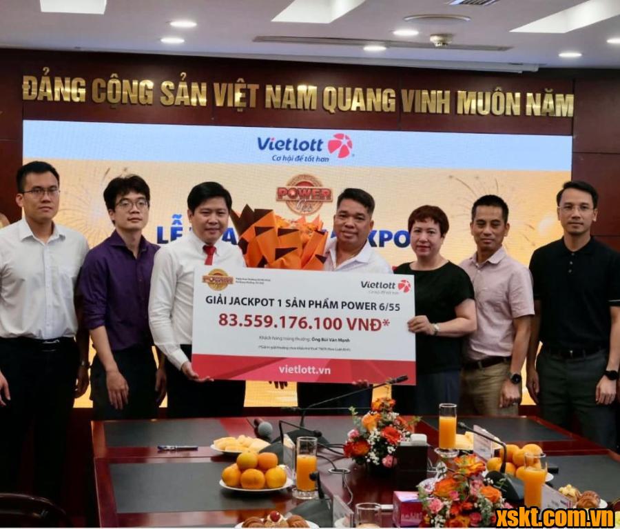 Hình ảnh anh Bùi Văn Mạnh công khai nhận thưởng