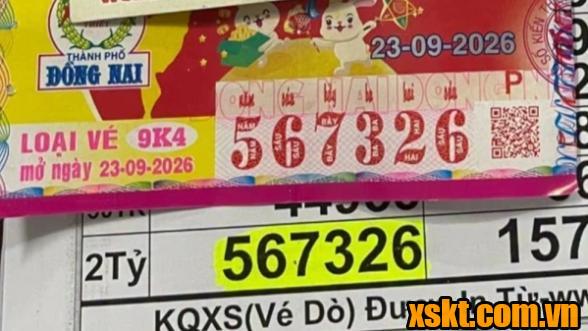 Hình ảnh vé số cháu 2 tuổi chọn cho bà mang về giải độc đắc 2 tỷ của XSKT Đồng Nai