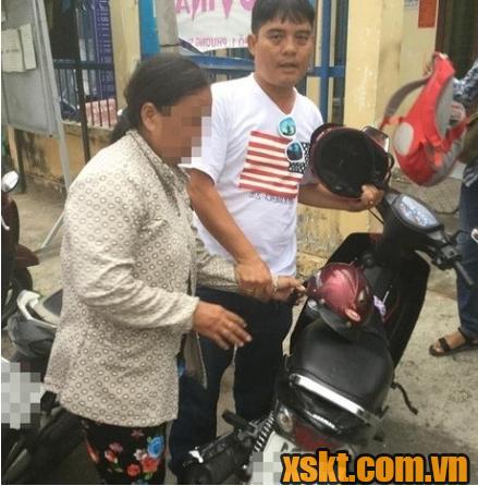 Hình ảnh bà Nguyễn Thị Gái bị anh Hải mời về đồn làm rõ vụ việc