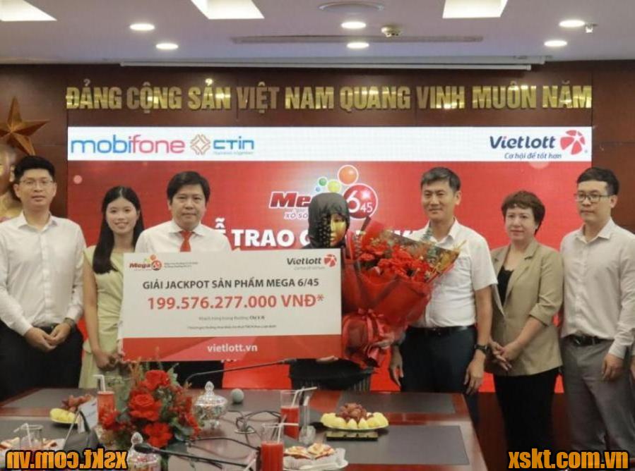 Nữ khách hàng An Giang nhận thưởng 199 tỷ đồng