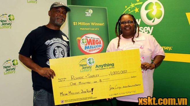 Ông Martin và vợ hạnh phúc khi nhận giải thưởng 1 triệu USD của mình
