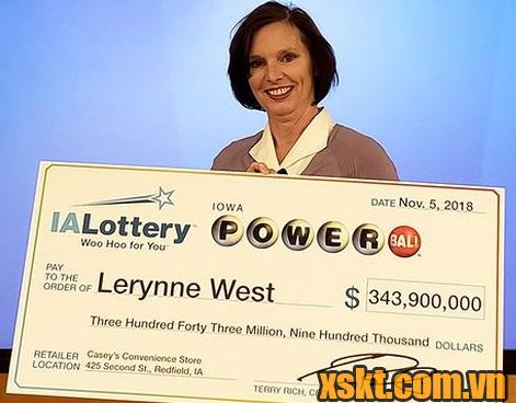 Bà Lerynne West hạnh phúc nhận giải thưởng khổng lồ của mình