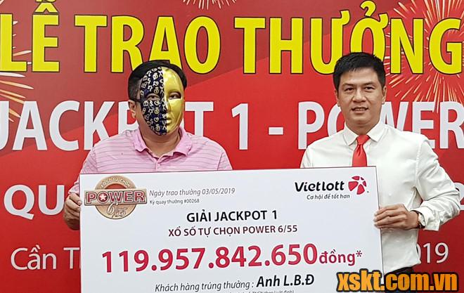 Đại gia Cà Mau đeo mặt nạ lĩnh thưởng giải độc đắc gần 120 tỷ đồng