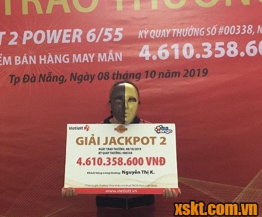 Hình ảnh chị Nguyễn Thị K nhận giải Jackpot 2 kỳ quay 338