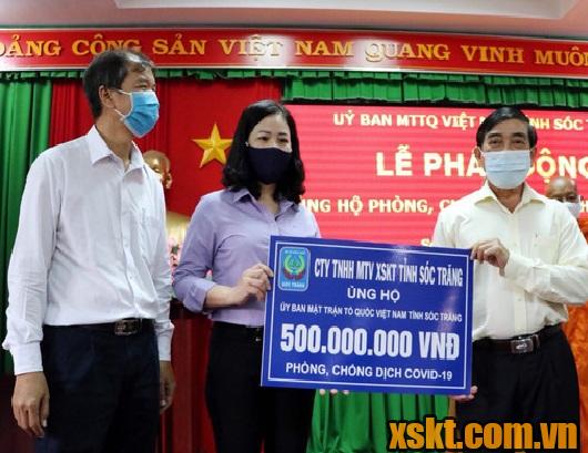 Ông Lê Văn Khanh trao tặng 500 triệu đồng cho Quỹ phòng chống dịch Covid-19 của tỉnh SÓc Trăng.