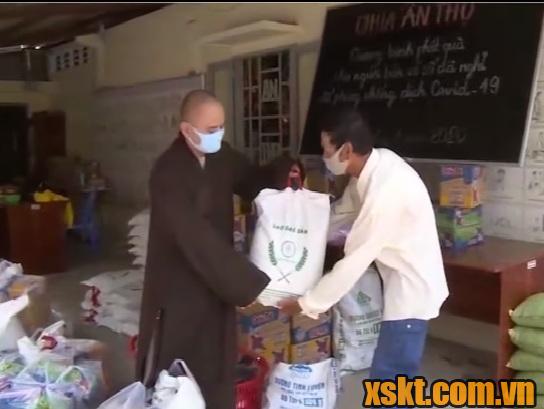 Người bán vé số dạo được nhận hỗ trợ từ chùa An Thọ