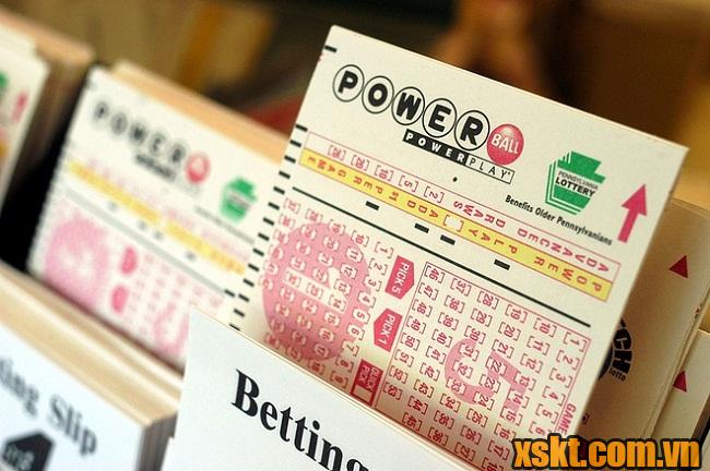 Cặp vợ chồng trúng độc đắc xổ số điện toán Powerball nhờ đọc tin trên Facebook