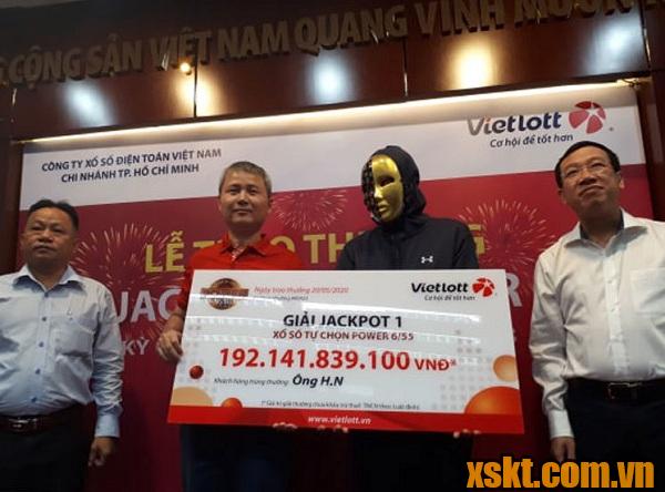 Ông H.N đeo mặt nạ nhận giải thưởng khủng 192 tỷ đồng