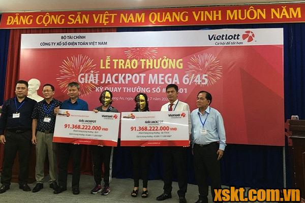 Hai khách hàng nữ may mắn cùng nhận giải Jackpot 91 tỷ xổ số Mega 6/45