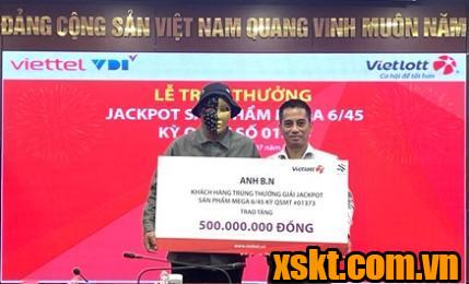Hình ảnh khách hàng trao tặng 500 triệu đồng xây nhà tình nghĩa