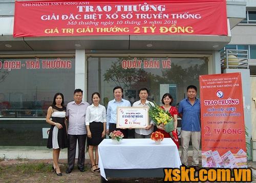 Ông Tuấn vui cười nhận giải thưởng hơn 2 tỷ đồng